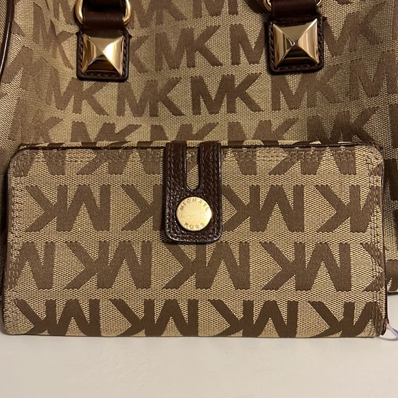 Michael kors purse - Picture 2 of 10